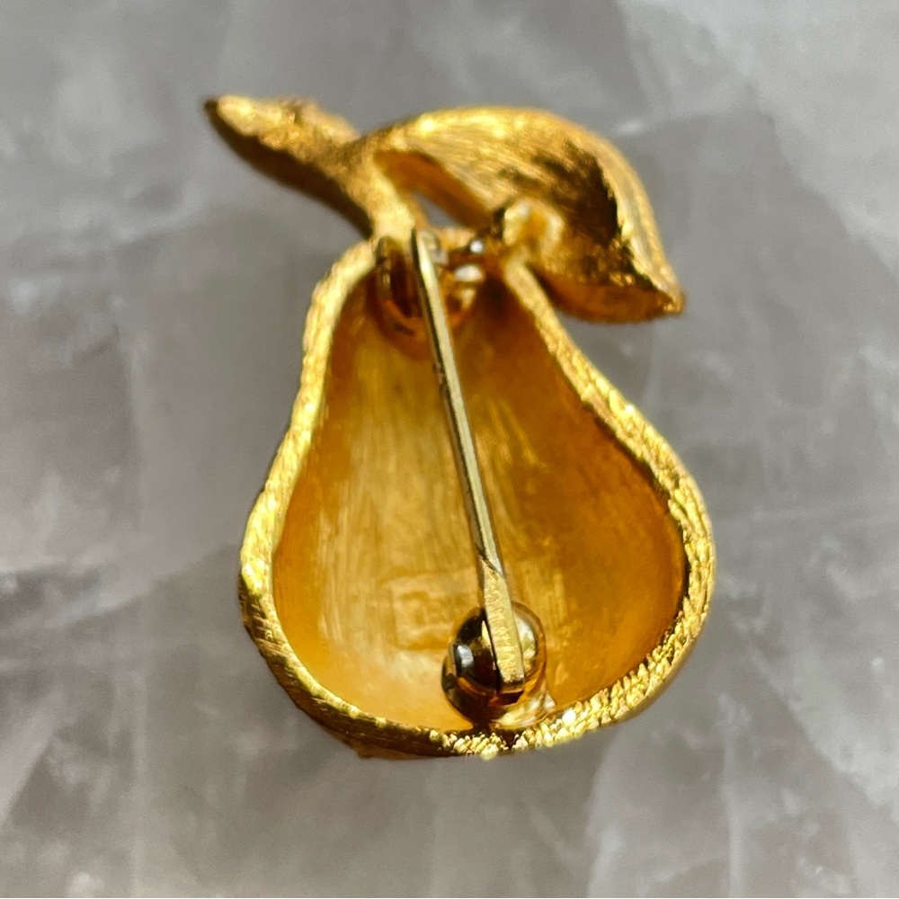 Vintage Mini Crown Trifari Golden Pear Pin Brooch 60s - Picture 4 of 4